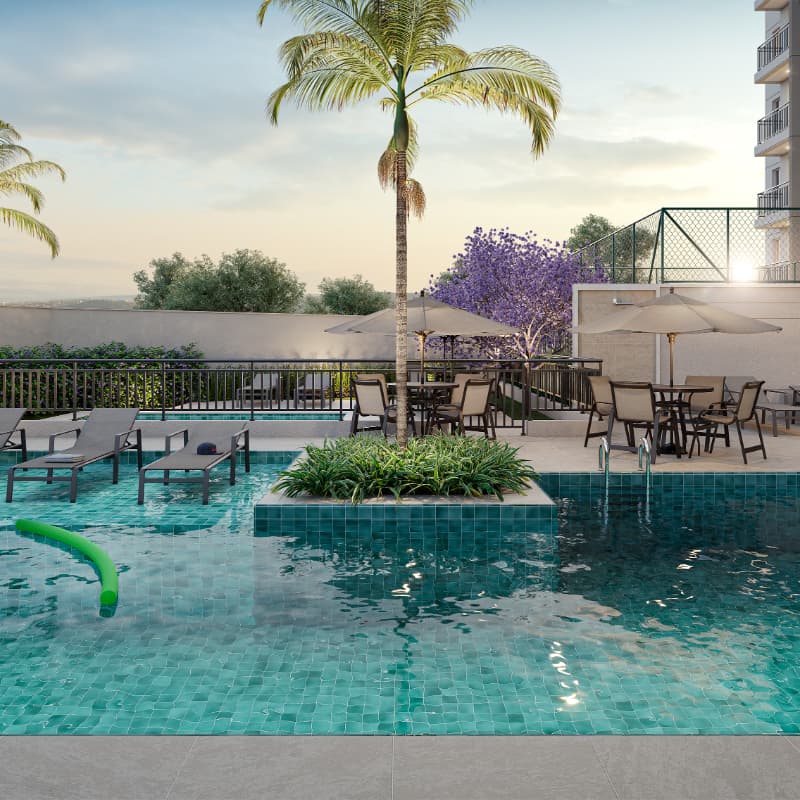 Vista detalhada da piscina com deck, espreguiçadeiras e palmeiras ao fundo.