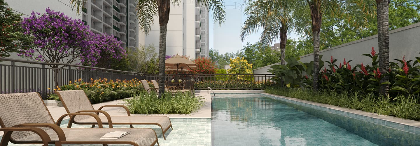 Piscina externa com espreguiçadeiras, área verde e paisagismo.