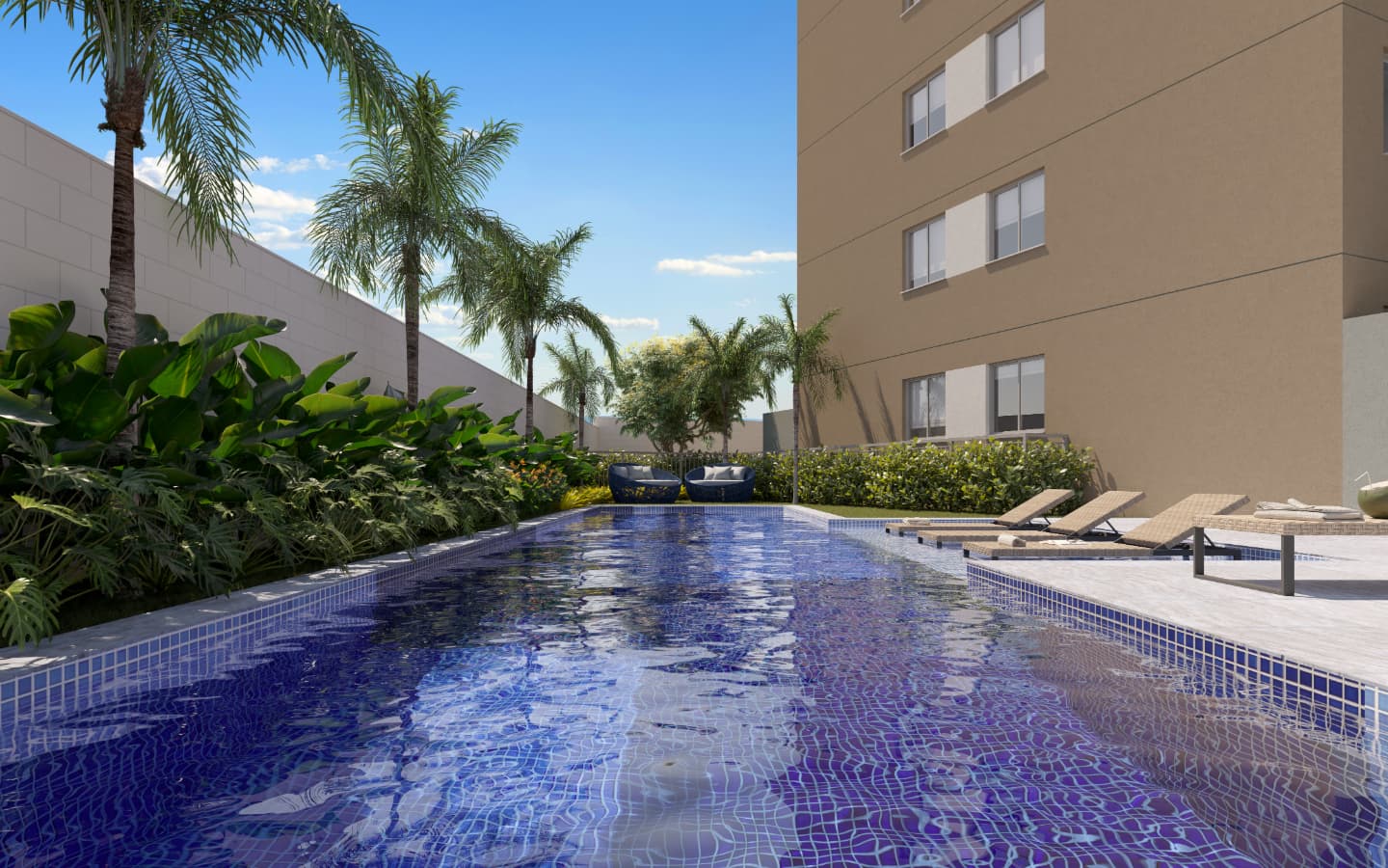 Piscina ao ar livre com deck, espreguiçadeiras, paisagismo tropical e edifícios ao fundo.