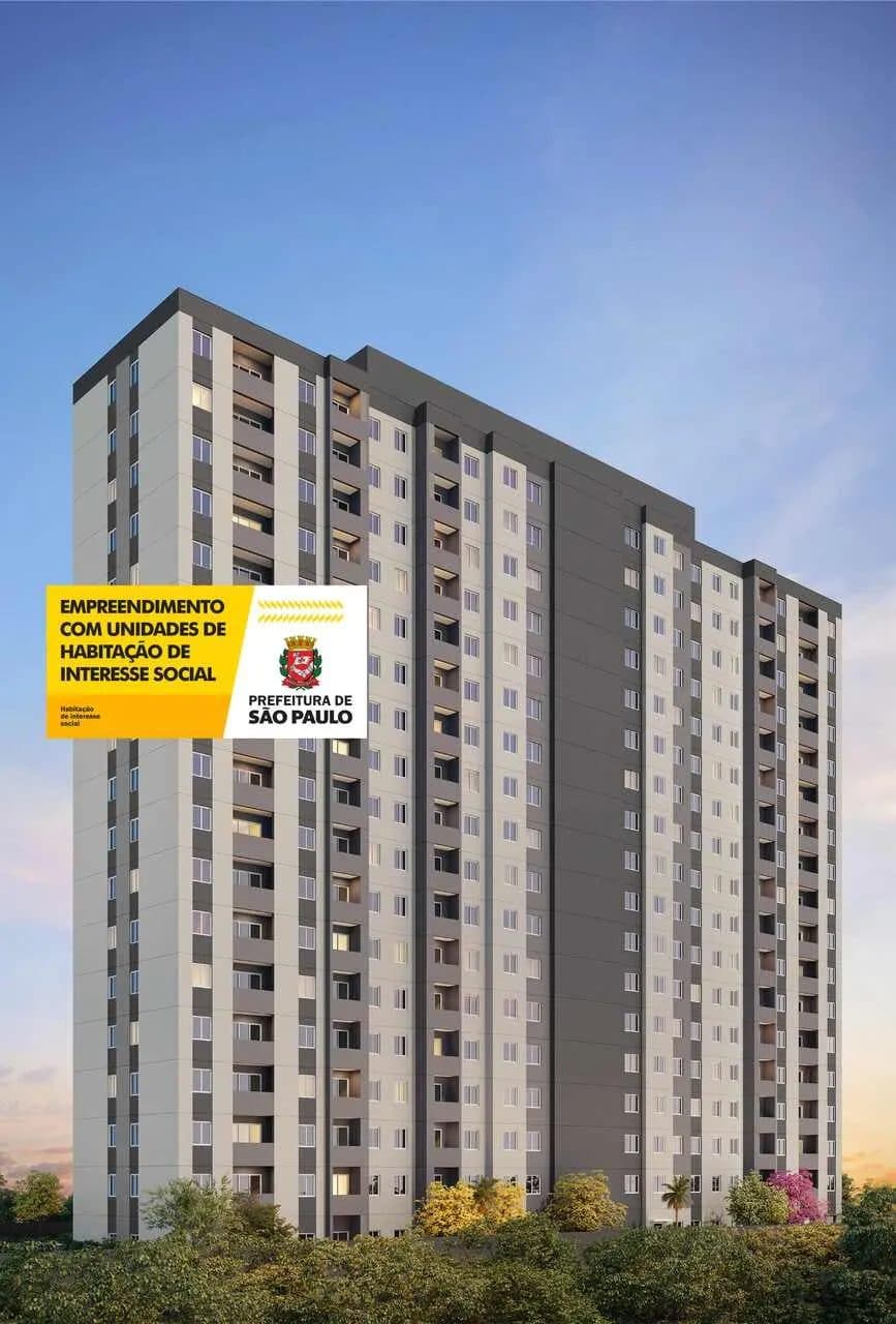 Fachada externa de edifício residencial com múltiplos andares e paisagismo.