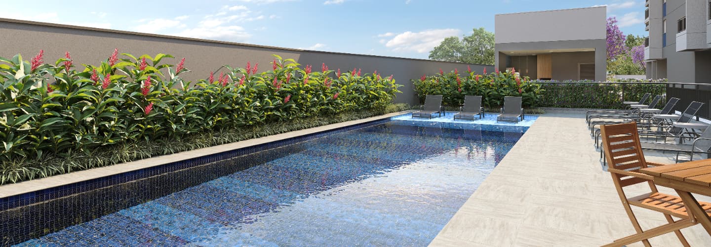 Piscina externa com borda infinita, espreguiçadeiras e jardim lateral
