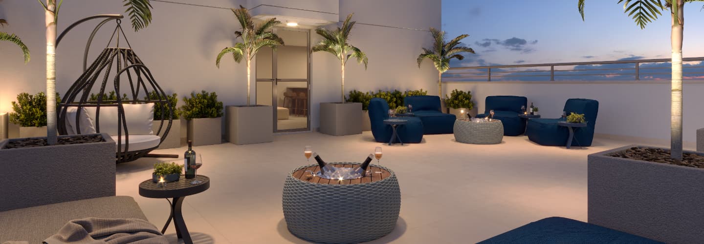 Terraço descoberto com mobiliário de estar, poltronas, baldes de gelo e vasos com plantas.
