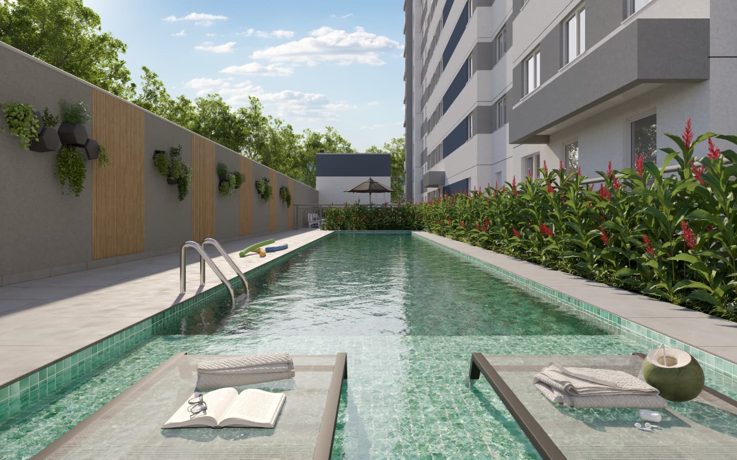 Piscina externa retangular com espreguiçadeiras molhadas e jardim ao redor.