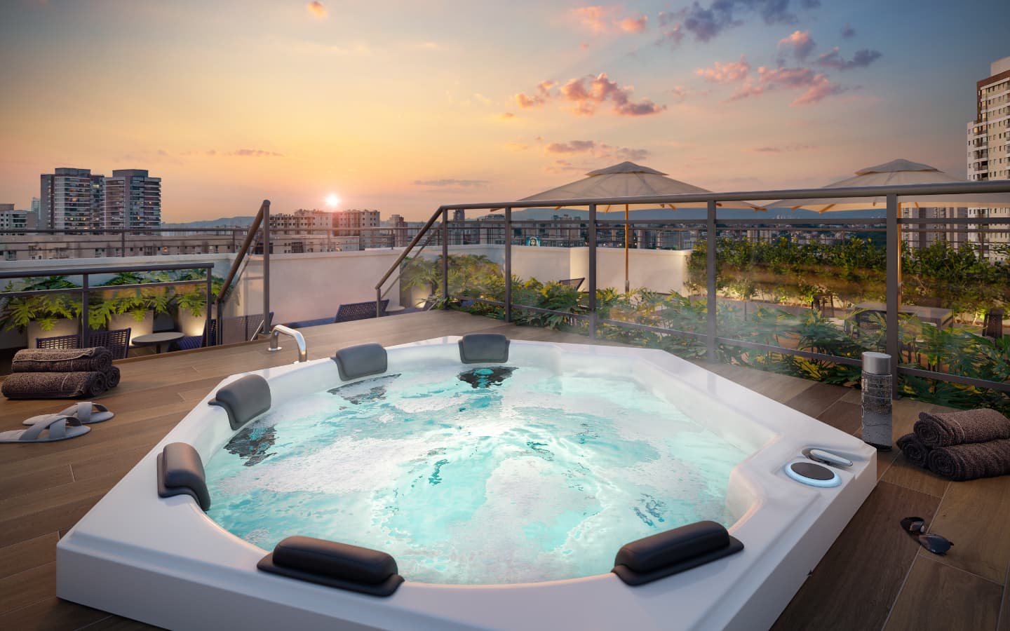 Ofurô na cobertura com vista panorâmica para a cidade ao pôr do sol.