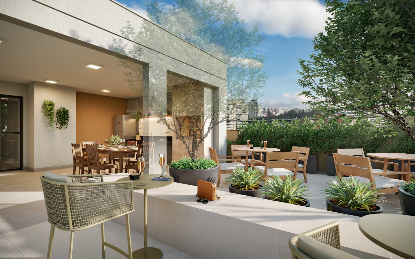 Varanda gourmet espaçosa com mesas, cadeiras, plantas e vista para a cidade.