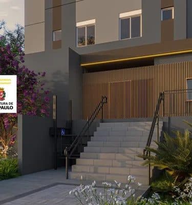 Detalhe da entrada do prédio com escadaria e vegetação