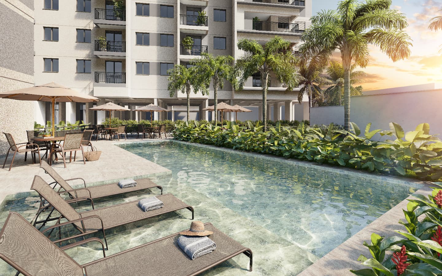 Piscina ao ar livre com espreguiçadeiras, guarda-sóis e paisagismo