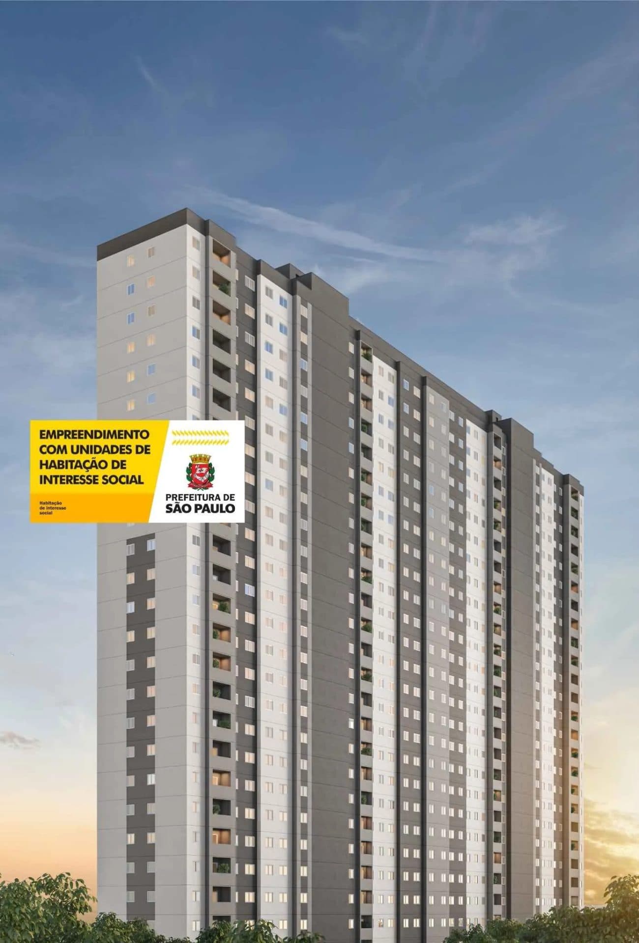 Fachada do edifício residencial de vários andares contra céu azul